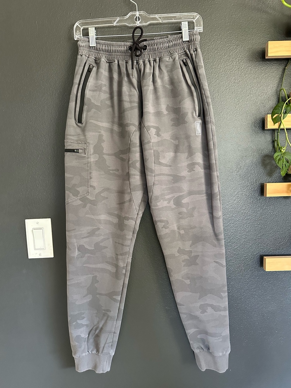 ZIVIA Apparel Women’s Large Gray Camo Cargo Jogger Pants Zip Pockets Streetwear